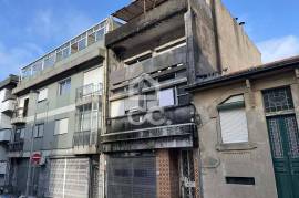 Building and warehouse in Porto, located in the parish of Paranhos for sale