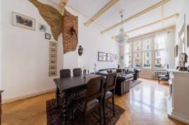 Ideal family home! Ready to move 5-room Altbau apartment with balcony in heart of Charlottenburg