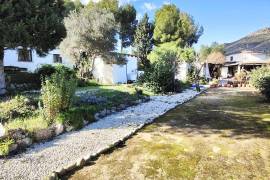 Sale of three small houses on a plot of 2700 m2 in XALÓ.