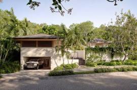 Casa Halaman: Exclusive Courtyard Villa Just 100 Meters from Tamarindo's Ocean!