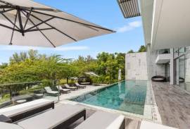 Elegant 4-bedroom Patio Duplex with Private Pool and Stunning Sea Views