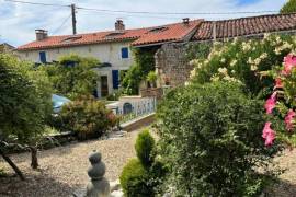 €182950 - Beautiful Charentaise House with a Pleasant Private Courtyard