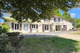 €202000 - Beautiful Old House with Lovely Garden and Swimming Pool