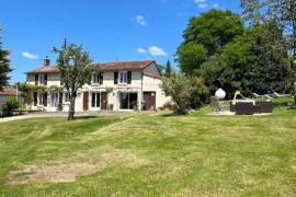 €202000 - Beautiful Old House with Lovely Garden and Swimming Pool