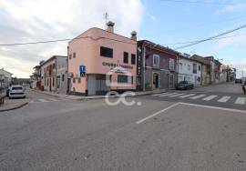 Commercial building with restaurant/barbecue area in Vila Nova de Anços.