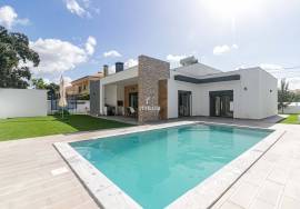 Detached villa with swimming pool