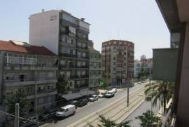 Building, 8 fractions in the center of Almada - Av. Nuno Álvares Pereira, 40;