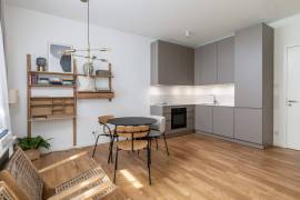 Elegant 4-room apartment with large balcony near Ku'damm