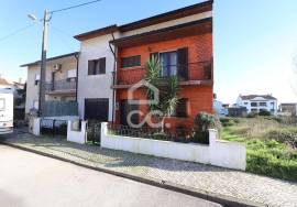 House in excellent condition, with garden and terrace in the center of Avelar.