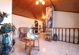 House in excellent condition, with garden and terrace in the center of Avelar.