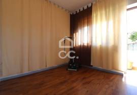 House in excellent condition, with garden and terrace in the center of Avelar.