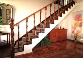 House in excellent condition, with garden and terrace in the center of Avelar.