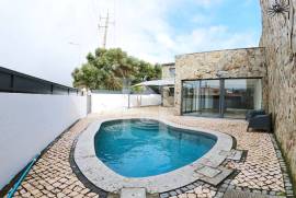 Moradia T3 em Alcabideche com piscina e espaço exterior