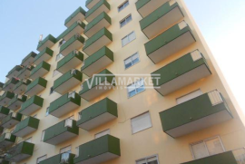 2 bedroom bank apartment with storage room located in the center of Sobral de Monte Agraço