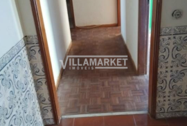 2 bedroom bank apartment with storage room located in the center of Sobral de Monte Agraço