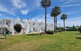 Algarve, Carvoeiro, spacious 1 bedroom apartment, with swimming pool and parking for sale in Quinta do Paraíso, Carvoeiro, close to the beach and local shops.