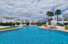 Algarve, Carvoeiro, spacious 1 bedroom apartment, with swimming pool and parking for sale in Quinta do Paraíso, Carvoeiro, close to the beach and local shops.