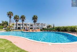 Algarve, Carvoeiro, spacious 1 bedroom apartment, with swimming pool and parking for sale in Quinta do Paraíso, Carvoeiro, close to the beach and local shops.