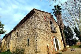 Former Wine Domain In The Heart Of The Vineyards