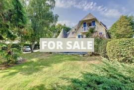 Detached Country House with Swimming Pool