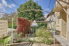 Detached House with Swimming Pool in Garden