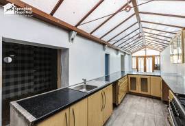 4 bedroom, Semi-detached house for sale