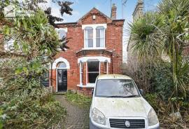 4 bedroom, Semi-detached house for sale