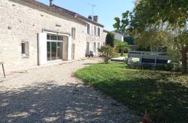 €336800 - Beautiful Stone House with 5 Bedrooms and Swimming Pool. Gite Possibility