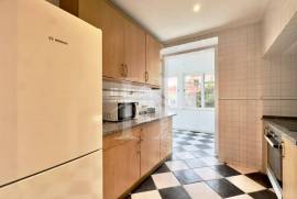 Apartamento T3 em Lisboa com cozinha equipada