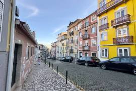 Apartamento T3 em Lisboa com cozinha equipada