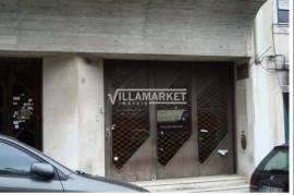 Stall shop with 458 m2 consisting of 2 floors (with warehouse) located next to the Estrela Basilica in Lisbon