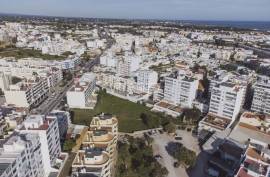 Urban land with 6430 m2 and approved PIP located next to Rotunda do Cubo in Olhão.