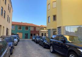 Commercial space with 56m2 for rent in Foz Velha, next to the Hotel da Boavista in Porto