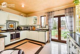 3 bedroom, Detached house for sale