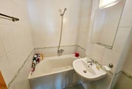 Spacious ground floor apartment with dir...