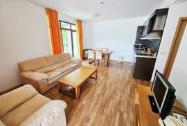 Spacious ground floor apartment with dir...