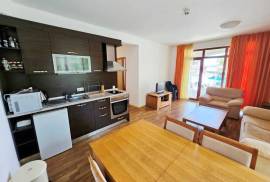 Spacious ground floor apartment with dir...