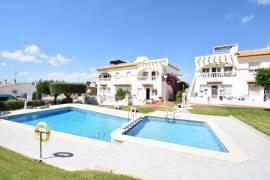 BEL APPARTEMENT MODERNE AU DERNIER ÉTAGE AVEC PISCINE COMMUNAUTAIRE ET VUES