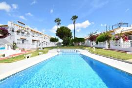 BEL APPARTEMENT MODERNE AU DERNIER ÉTAGE AVEC PISCINE COMMUNAUTAIRE ET VUES