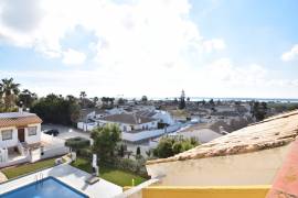 BEL APPARTEMENT MODERNE AU DERNIER ÉTAGE AVEC PISCINE COMMUNAUTAIRE ET VUES