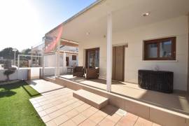 VILLA MODERNE AVEC PISCINE, JACUZZI ET PARKING