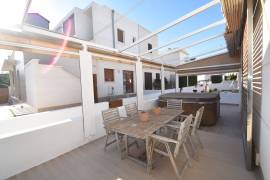 VILLA MODERNE AVEC PISCINE, JACUZZI ET PARKING