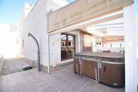 VILLA MODERNE AVEC PISCINE, JACUZZI ET PARKING