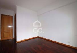 3 bedroom apartment with elevator and storage in Carregado.