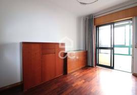 3 bedroom apartment with elevator and storage in Carregado.