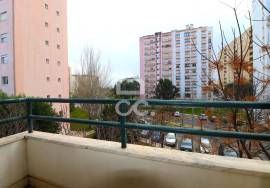 3 bedroom apartment with elevator and storage in Carregado.