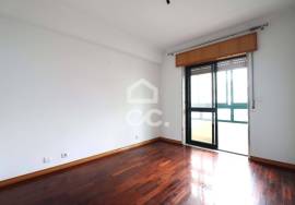 3 bedroom apartment with elevator and storage in Carregado.