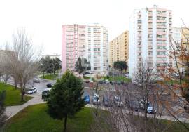 3 bedroom apartment with elevator and storage in Carregado.