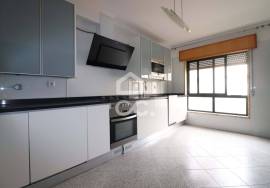 3 bedroom apartment with elevator and storage in Carregado.