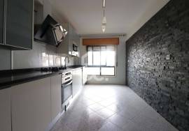 3 bedroom apartment with elevator and storage in Carregado.